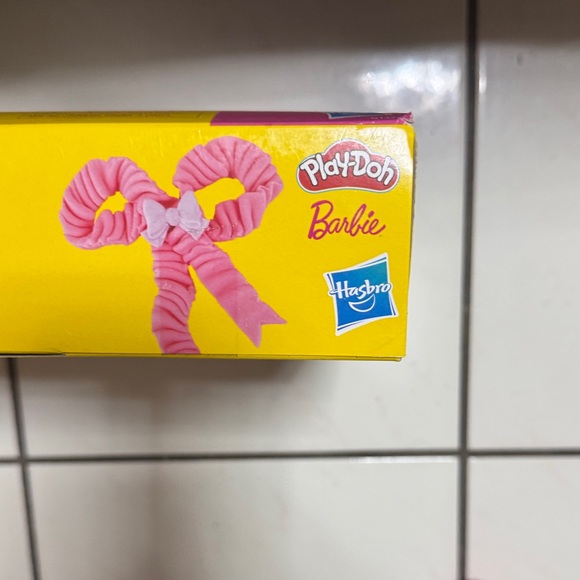 NEW Barbie Designer Fashion Show Set - Pink and Yellow - Picture 15 of 15